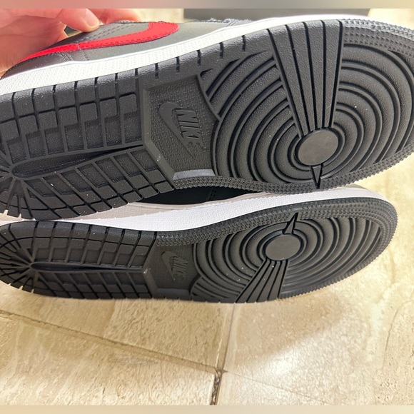 Air Jordan 1 Low(GS) - Picture 2 of 4